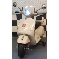 Elektriskais rotaļu motorollers Vespa GTS 12V balts C4K0092